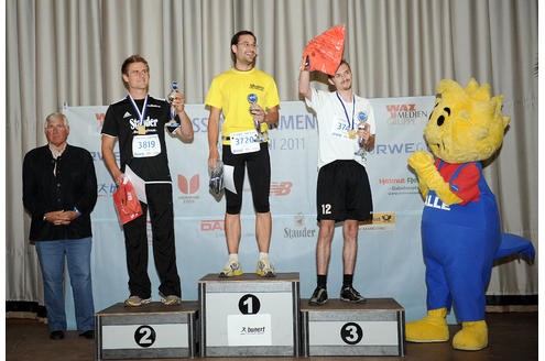 Die schnellsten Azubis Männer (v.l. ): Dustin Wisnewski (2. Platz), Muharrem Yilmaz (1. Platz), Thomas Grabowski (3. Platz) Foto: Sebastian Konopka / WAZ FotoPool