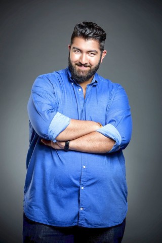 Faisal Kawusi ist auf der Comedy-Bühne zu Hause. Der Comedian wurde bereits mit mehreren Preisen ausgezeichnet und tritt unter anderem bei „Pussy Terror TV“ mit Karolin Kebekus und „ NightWash“ auf. 