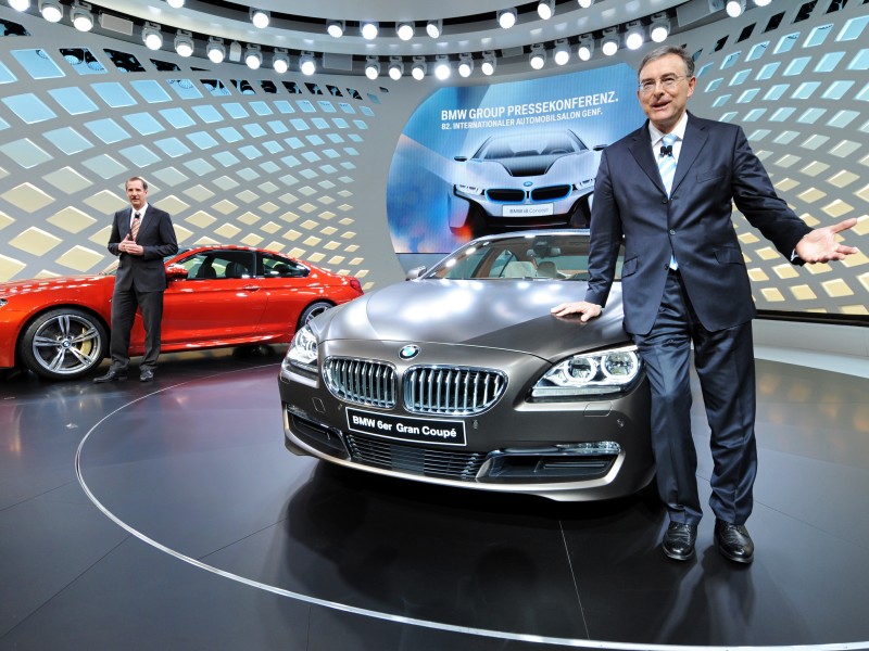 Norbert Reithofer, Vorstandsvorsitzender von BMW, posiert vor dem neuen BMW 6er Gran Coupé. 