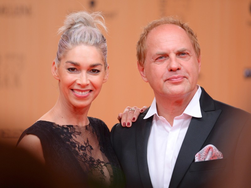 Schauspieler Uwe Ochsenknecht entschied sich für offenen Kragen, aber ein Einstecktuch – und posierte mit Freundin Kiki Viebrock für die Fotografen.