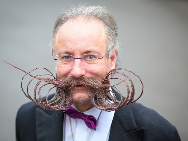 Jürgen Burkhardt nimmt teil in der Kategorie  „Backenbart Freistil“. Rund drei Stunden hat der 58-Jährige seinen Bart frisiert, um die Spiralen hinzubekommen.