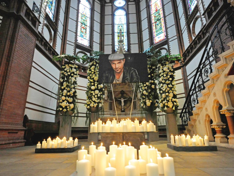 Ein großes Foto des Verstorbenen sowie ein Meer aus weißen Kerzen schmückten das Innere der St. Gertrud Kirche.