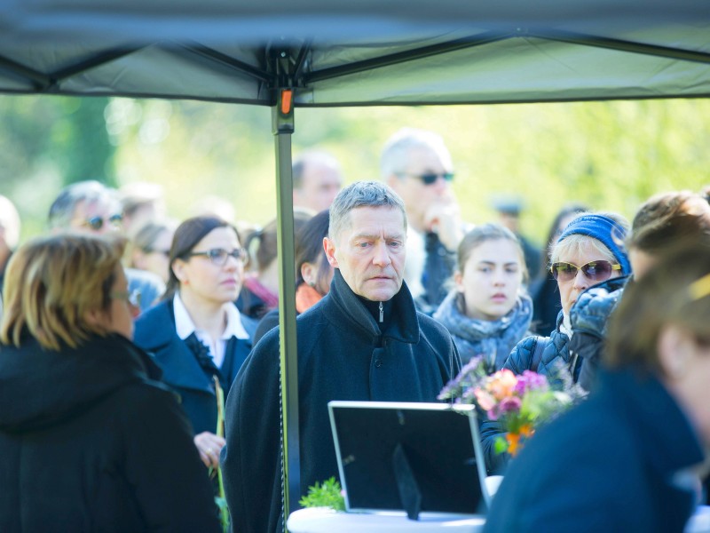 Der Schauspieler Udo Schenk (Mitte) erweist seiner Kollegin die letzte Ehre.