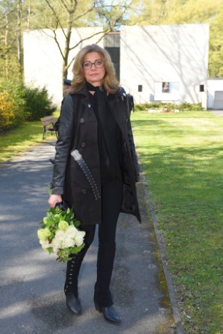 Ein Blumenstrauß zum Abschied von Schauspieler-Kollegin und Moderatorin Maren Gilzer.