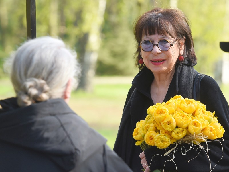 Auch die Schauspielerin Monika Hansen – Witwe von Otto Sander – und ... 