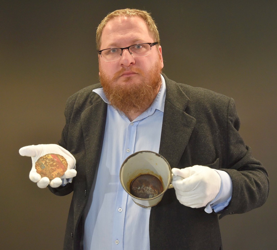 Museumsdirektor Piotr Cywinski zeigt die Tasse mit dem doppelten Boden.