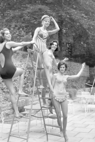 Diese vier Damen präsentierten die Bademode für die Badesaison 1964 – unter anderem zwei Bikinis mit Rüschen.