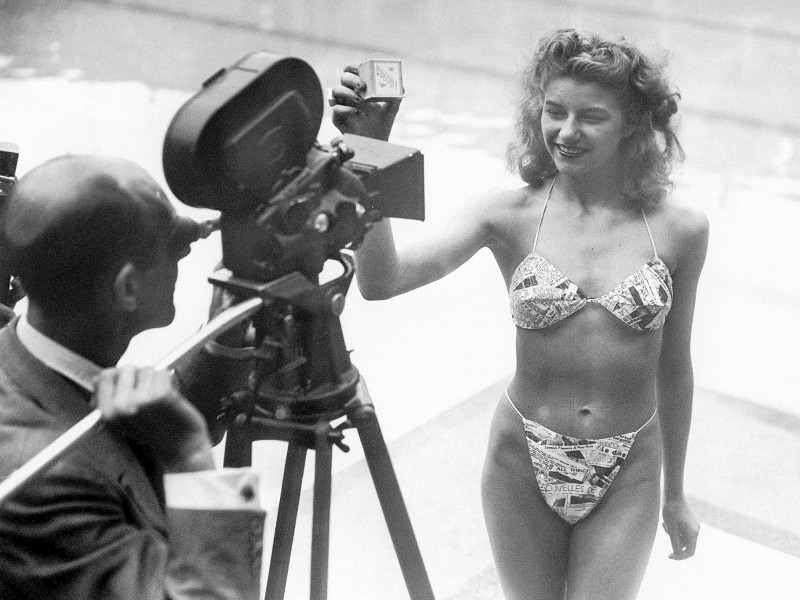 Am 5. Juli 1946 wagte es erstmals die 19-jährige Micheline Bernardini, eine Nackttänzerin des Pariser Casinos, die vier kleinen Dreiecke und das Stück Kordel öffentlich zu präsentieren. 