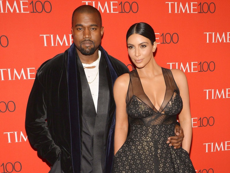 „Sie ist hier“: Mit diesen Worten haben Reality-Star Kim Kardashian und Rap-Superstar Kanye West am 16. Januar die Ankunft ihres dritten Kindes bekanntgegeben. Die Schwester von North und Saint wurde von einer Leihmutter ausgetragen. 
