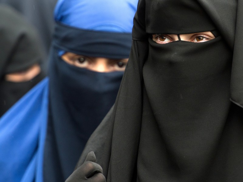... in Ägypten, Syrien, Jordanien und dem Irak tragen Frauen den Niqab. Aber auch in anderen nordafrikanischen Ländern ist die Vollverschleierung verbreitet. Die Verbote in den europäischen Ländern betreffen die Burka und auch die Niqabs – und somit alle Formen der Vollverschleierung. Der Niqab wird gewöhnlich kombiniert mit dem sogenannten Tschador. Dieser wird auch allein getragen, ...