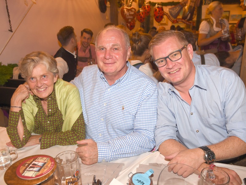 Für Uli Hoeneß war es die erste Wiesn nach seiner Haftentlassung. Mit Ehefrau Susanne und Sohn Florian im Schlepptau ging es aufs Oktoberfest. 