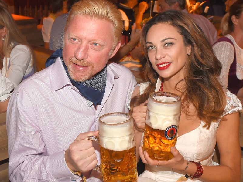 Boris Becker und seine Frau Lilly ließen sich die Mass Bier im Käferzelt schmecken. 