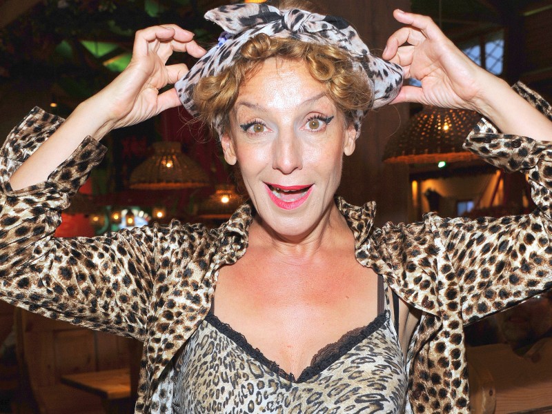 Entertainerin Sissy Perlinger zeigte sich in gewohntem Leoparden-Outfit beim Promi-Wiesn-Treff im Weinzelt. 