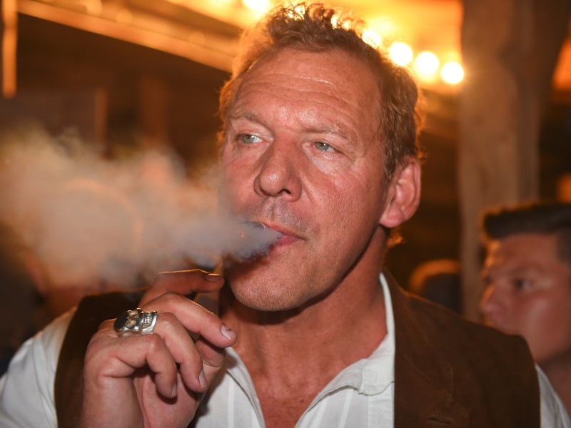 Schauspieler und Muskelprotz Ralf Möller genehmigte sich am vierten Abend des Oktoberfestes auf dem Balkon des Käferzeltes eine Zigarre. 