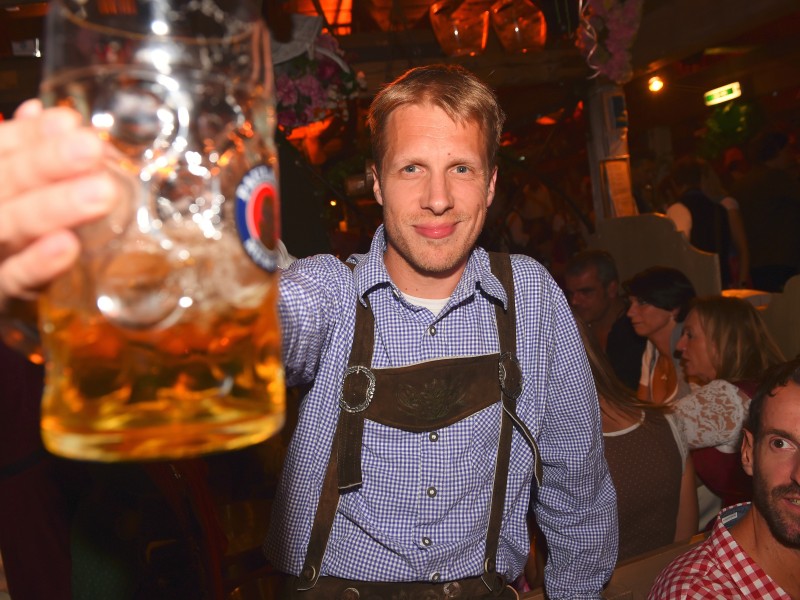 Mit blau-weißem Hemd, Lederhose und einem Maßkrug Bier ließ sich Oliver Pocher am Sonntagabend im berühmten Käferzelt blicken.