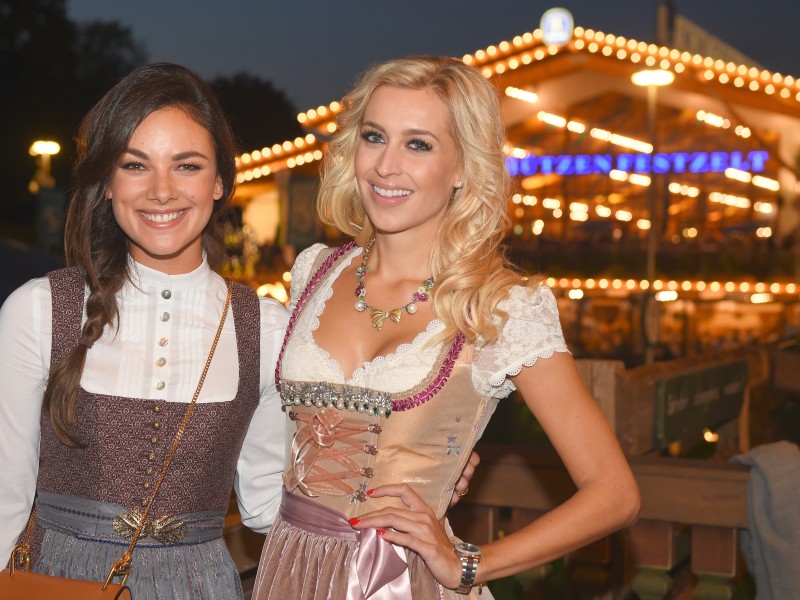 „Gute zeiten, schlechte Zeiten“-Star Janina Uhse (l.) strahlte mit Moderatorin Verena Kerth um die Wette.
