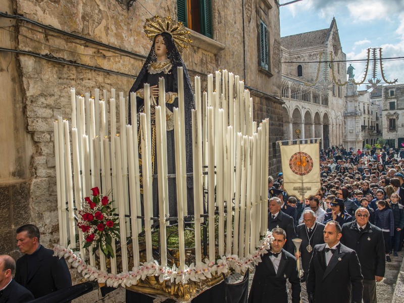 Die Bewohner von Bitonto in Italien nehmen an einer Prozession zu Ehren der Madonna Addolorata teil. 