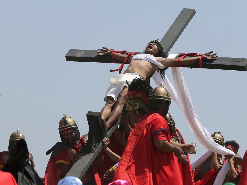 In einem umstrittenen Karfreitagsritual lassen sich in einigen philippinischen Dörfern Menschen an Kreuze nageln. Sie betrachten dies als Sühne für Sünden. Die katholische Kirche verurteilt das Ritual. 