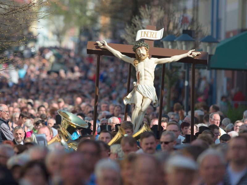 Katholische Gläubige trugen bei der Palmsonntagsprozession in Heiligenstadt in Thüringen eine überlebensgroße Christus-Figur, die sein Leiden und Sterben symbolisiert. 