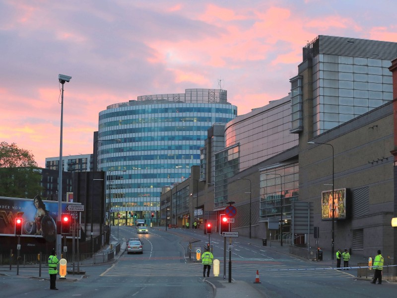 Der Morgen danach: Die Polizei riegelte die Innenstadt von Manchester komplett ab.