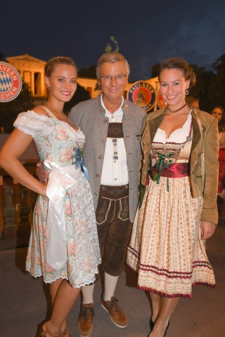 Polit-Prominenz: Der CDU-Politiker Wolfgang Bosbach und seine Töchter Viktoria (l.) und Caroline besuchten das Käferzelt. Das Oktoberfest 2017 läuft bis 3. Oktober statt.