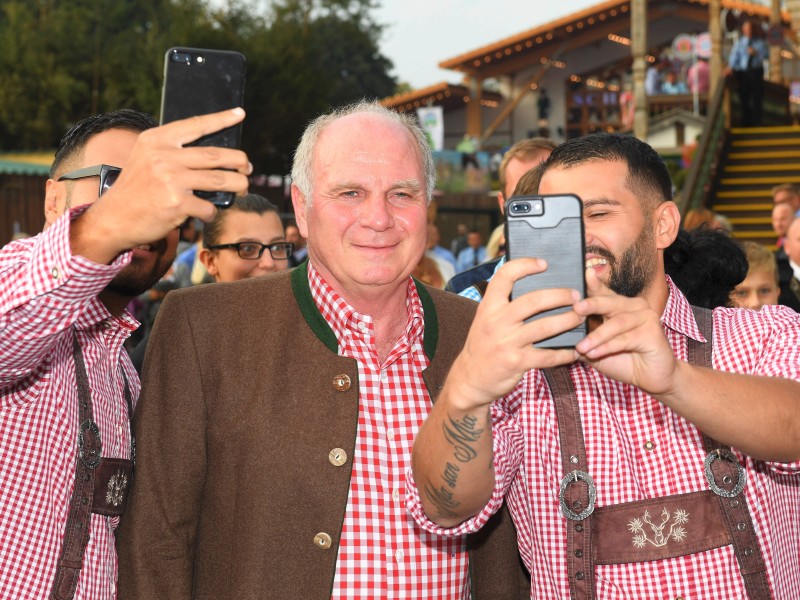 Den kennen wir doch! Auf dem Oktoberfest ließ sich Uli Hoeneß, Präsident des FC Bayern München, mit zwei Wiesn-Besuchern fotografieren.