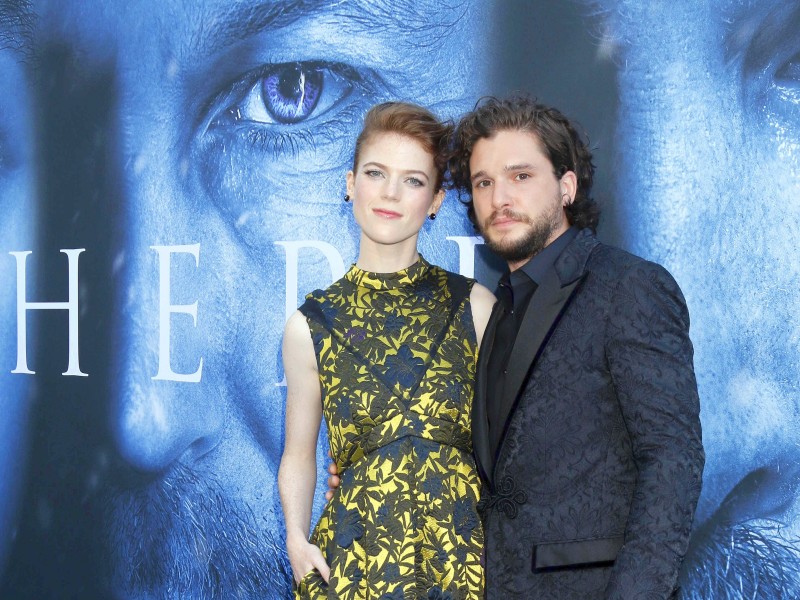 2012 lernten sich Rose Leslie und Kit Harrington in der Kultserie „Game of Thrones“ kennen – und lieben. Im September hat sich das Paar verlobt. In der britischen „Times“ schalteten die beiden eine Verlobungsanzeige. 
