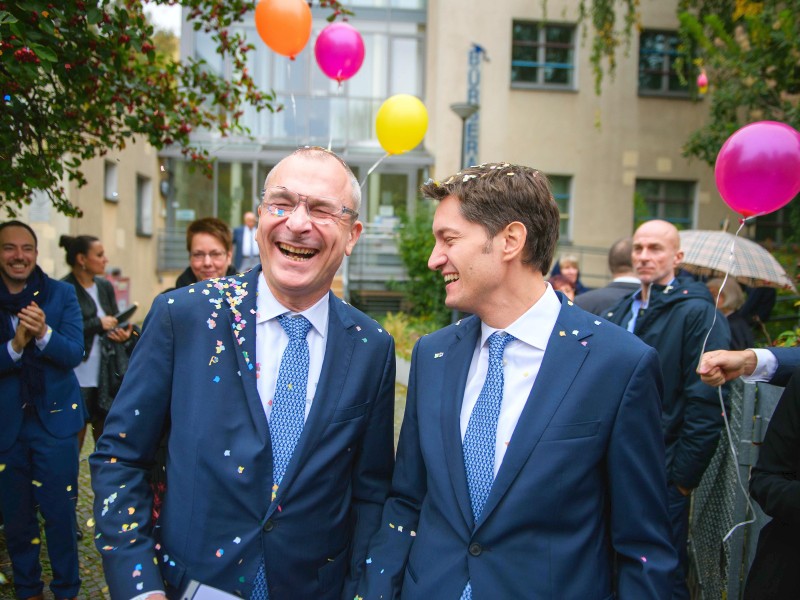 Konfettiregen für den Grünen-Politiker Volker Beck (l.) und seinen Lebensgefährten Adrian Petkov: Die beiden gaben sich am historischen 1. Oktober 2017 auf dem Standesamt Friedrichshain-Kreuzberg das Jawort. 