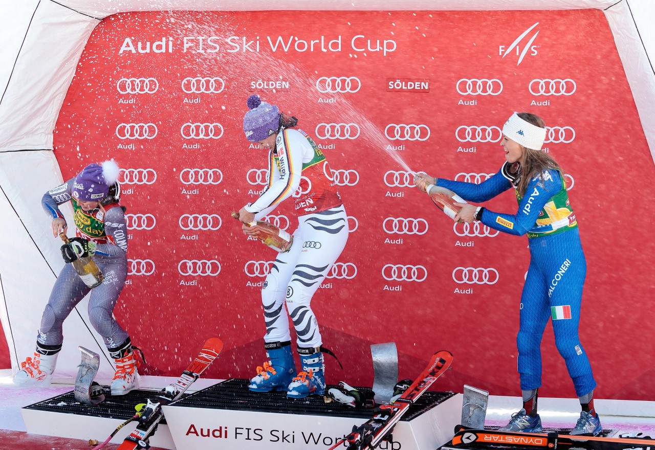Sportler begießen ihren Sieg gerne mit Champagner – so wie hier beim Weltcup im Riesenslalom auf dem Rettenbachgletscher. 