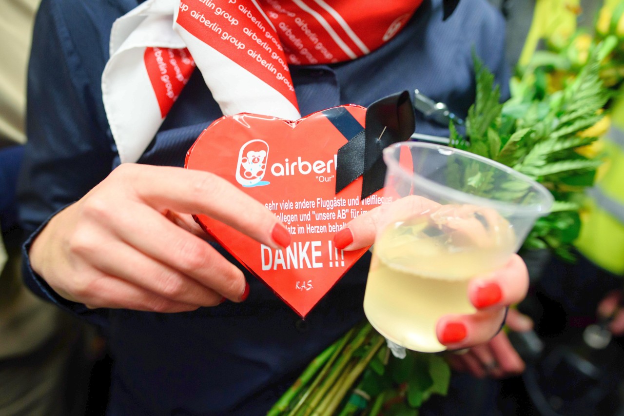 Ein Glas spritzigen Sekt gab es bei der letzten Landung der Fluggesellschaft Air Berlin.
