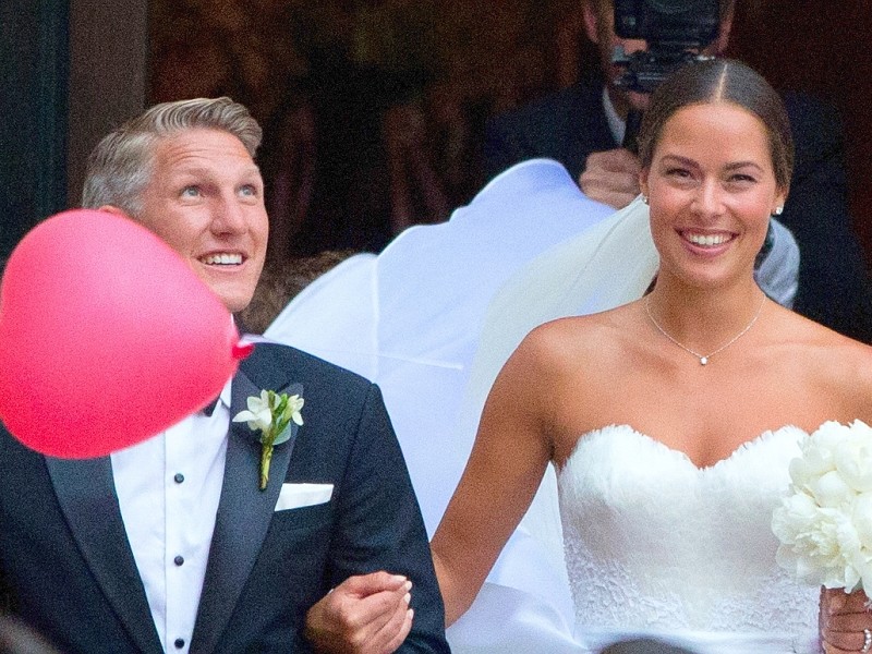 Ana Ivanovic und Bastian Schweinsteiger machten die frohe Nachricht auf Twitter und Instagram öffentlich. Dort postete Ivanovic ein Foto von drei Paar weißen Sportschuhen, eines davon für Babyfüße. Wann das Baby zur Welt kommen soll, verrieten sie nicht. Das Paar heiratete im Juli 2016 und lebt derzeit in Chicago.