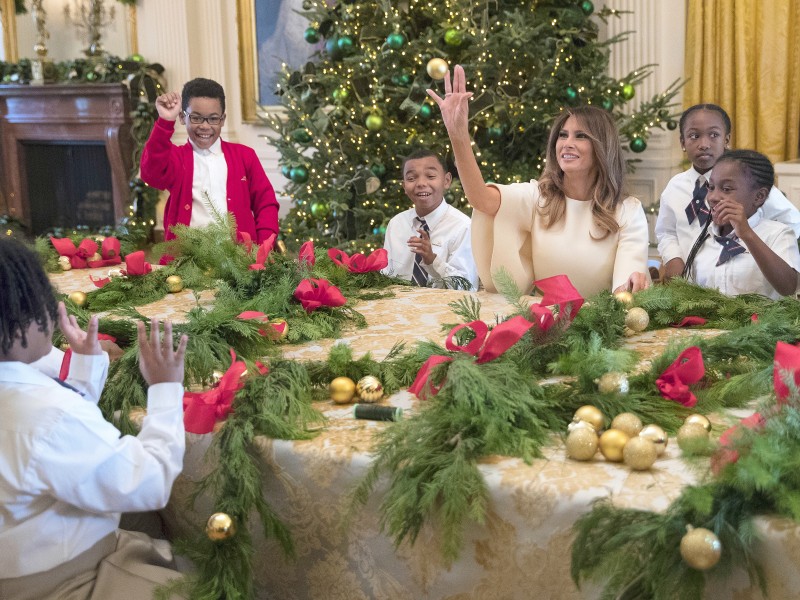 Weihnachtsbastelei mit Melania: Die First Lady stellt mit mehreren Kindern im Weißen Haus Weihnachtskränze her. 