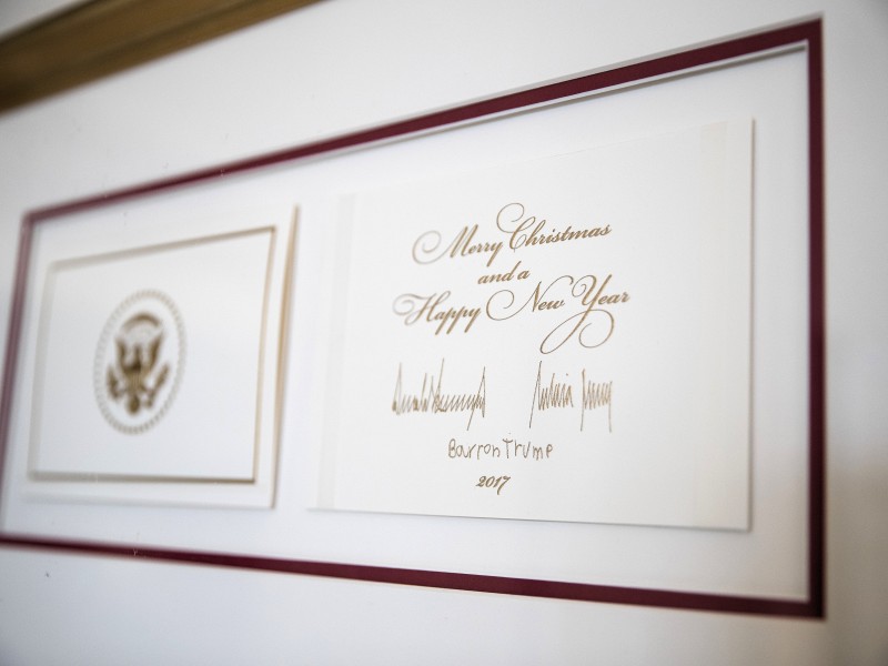 Die offizielle Weihnachtskarte des Weißen Hauses, die von US-Präsident Trump, der First Lady sowie ihrem gemeinsamen Sohn Barron unterschrieben wurde.