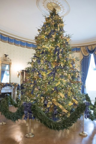 Und so sieht er aus: Der offizielle Weihnachtsbaum mit Glaskugeln, die das Emblem jedes der 50 US-Bundesstaaten tragen.