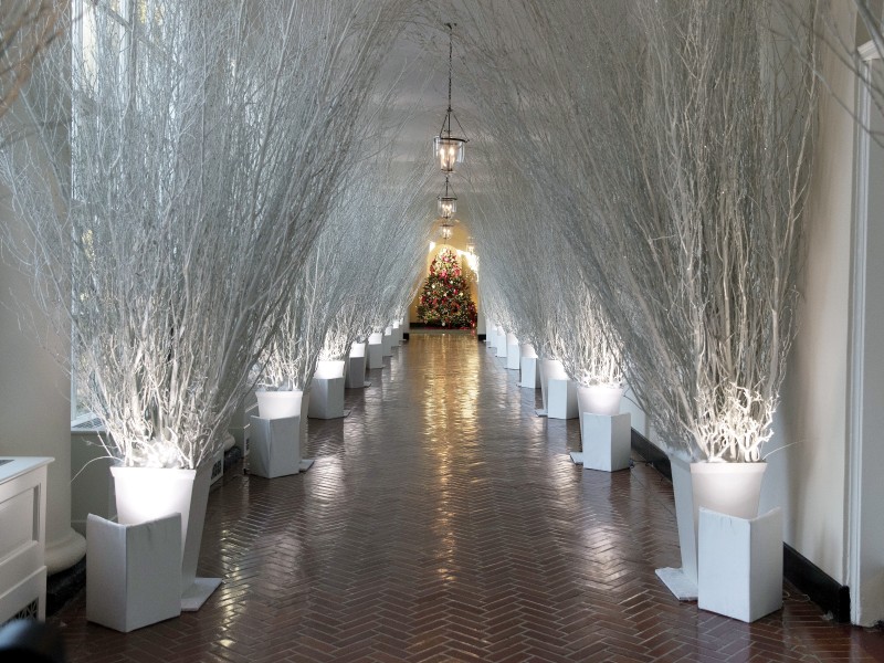 Der Säulengang des Ostflügels des Weißen Hauses im weihnachtlichen Glanz. 