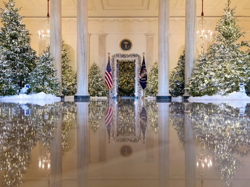 Das großes Foyer und die Cross Hall des Weißen Hauses sind festlich hergerichtet.