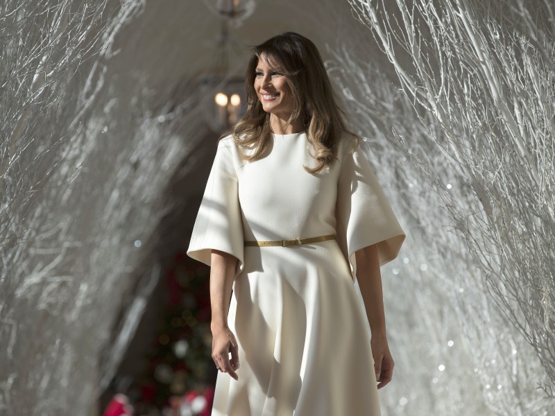 „Das Weiße Haus ist bereit für die Feierlichkeiten“, schrieb die US-First-Lady Melania Trump auf Twitter. Sie hat am Montag (Ortszeit) die neue Weihnachtsdeko im Weißen Haus in Washington enthüllt und vorgestellt. 