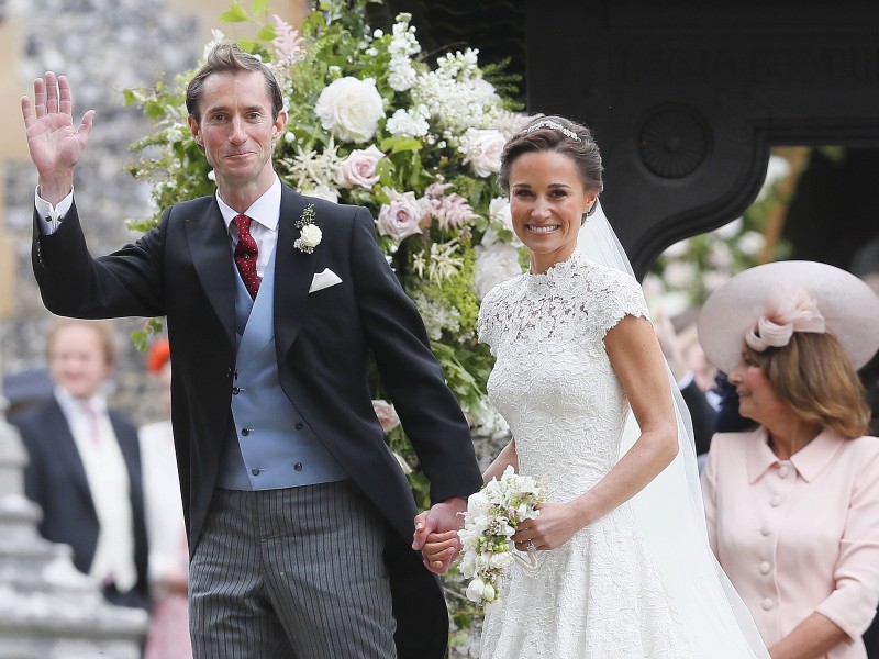 Pippa Middleton – die kleine Schwester der britischen Herzogin Kate – und ihr Ehemann James Matthews kurz nach ihrer Hochzeit am 20. Mai in der St. Mark's Kirche in Englefield (Großbritannien).