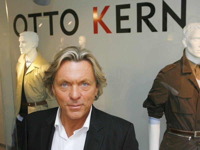 Der als Hemden- und Blusenkönig bekanntgewordene deutsche Modedesigner und Unternehmer Otto Kern ist am 10. Dezember im Alter von 67 Jahren in Monaco gestorben. Die Mode-Legende gehört zu den prominenten Persönlichkeiten, die 2017 gestorben sind. 