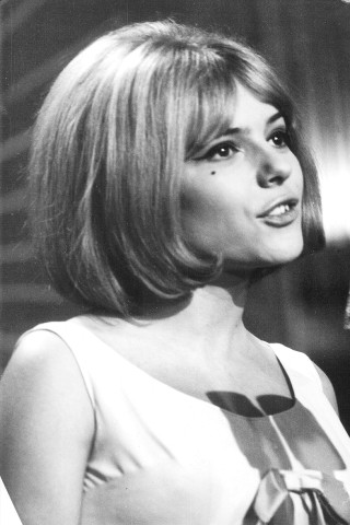 Die französische Sängerin France Gall starb am 7. Januar in einem Krankenhaus in Neuilly bei Paris. Gall erlag im Alter von 70 Jahren einer Krebserkrankung. Das Foto zeigt sie während eines Auftritts im Jahr 1965.