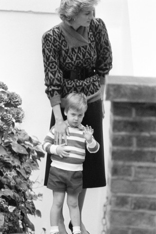 William mit Mama Diana an seinem ersten Tag im Kindergarten am 24. September 1995 in London.