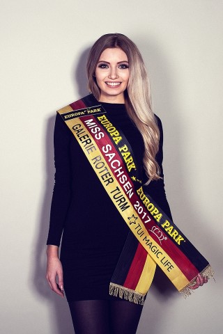  Soraya Kohlmann trägt stolz die Schärpe Miss Sachsen 2017.