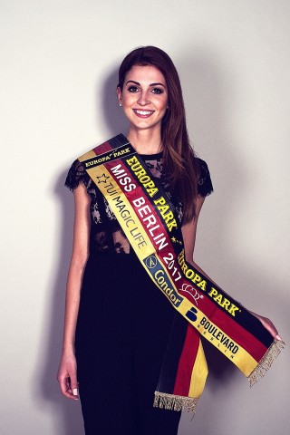 Lisa Marie Zerna trägt stolz die Schärpe der Miss Berlin 2017. 