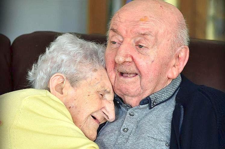 Eine 98-Jährige ist zu ihrem Sohn ins Altersheim gezogen.