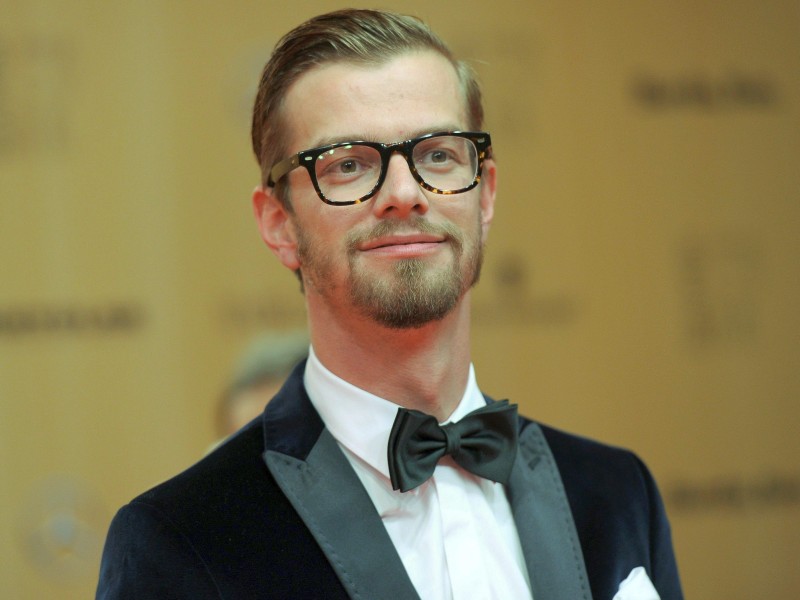 Scheitel, Brille, Bart und Smoking: Moderator Joko Winterscheidt  bei der Bambi-Verleihung.