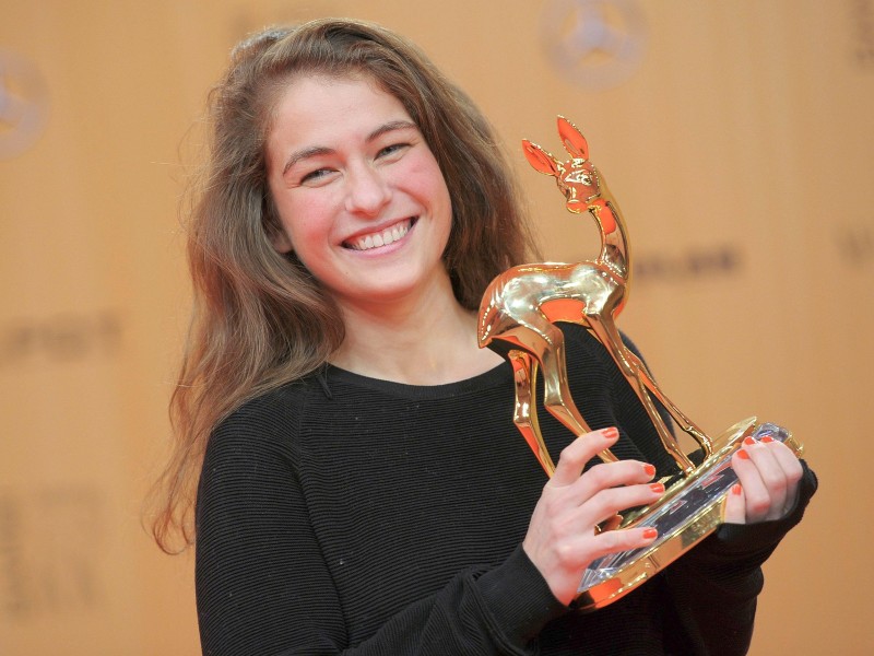 Als beste Schauspielerin wurde Henriette Confurius ZDF-Mehrteiler „Tannbach – Schicksal eines Dorfes“) geehrt, die ganz unglamourös in Jeans auf der Bühne erschien.