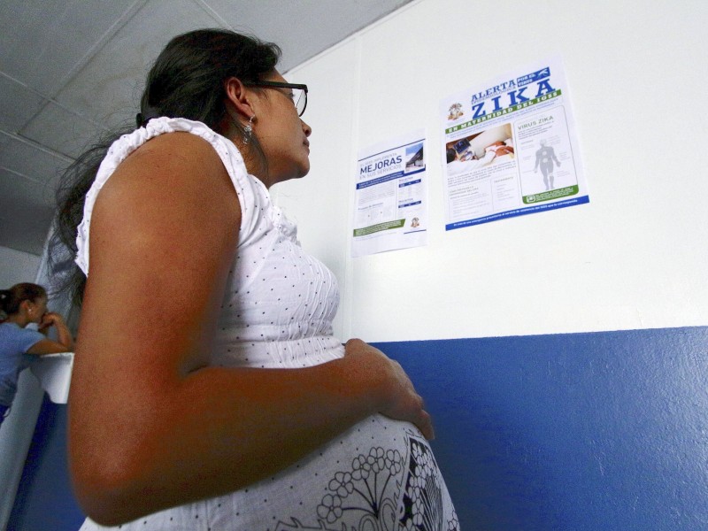 Die Regierung in Brasilien, wo das Virus besonders verbreitet ist, verteilt in einer großangelegten Kampagne Informations-Material in Form von Postern an allen Orten, wie hier in einem Krankenhaus in Guatemala.