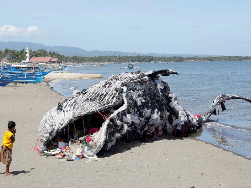 Ein Wal aus Plastik und Müll: Diese Installation stammt von der Umweltaktivistengruppe Greenpeace – „gestrandet“ an der Manilabucht in der philippinischen Provinz Cavite. 