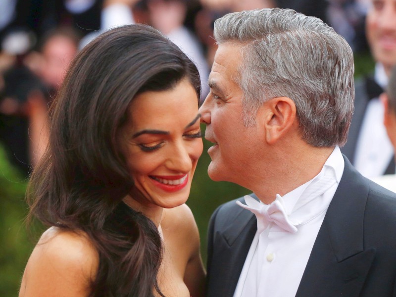 Die Zwillinge sind da! US-Schauspieler George Clooney und seine Frau Amal sind im Juni Eltern von Ella und Alexander geworden. Gezeigt haben sie sie bislang übrigens nicht.