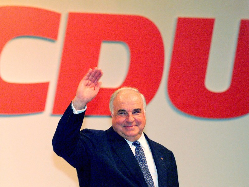 Altbundeskanzler Helmut Kohl ist tot. Der CDU-Politiker starb am 16. Juni im Alter von 87 Jahren. Kohl war der Rekord-Kanzler: Von 1982 bis 1998 hatte er das Amt 16 Jahre lang inne, so lange wie kein anderer bislang. 